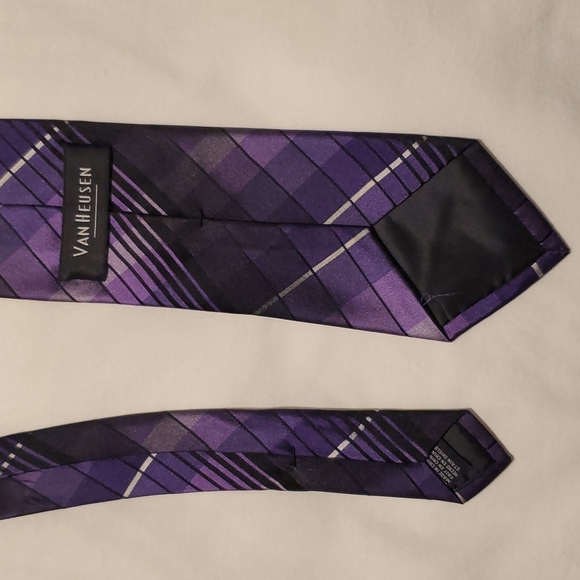 Men's Purple with Black and Silver pattern Van Heusen Tie - Picture 3 of 4